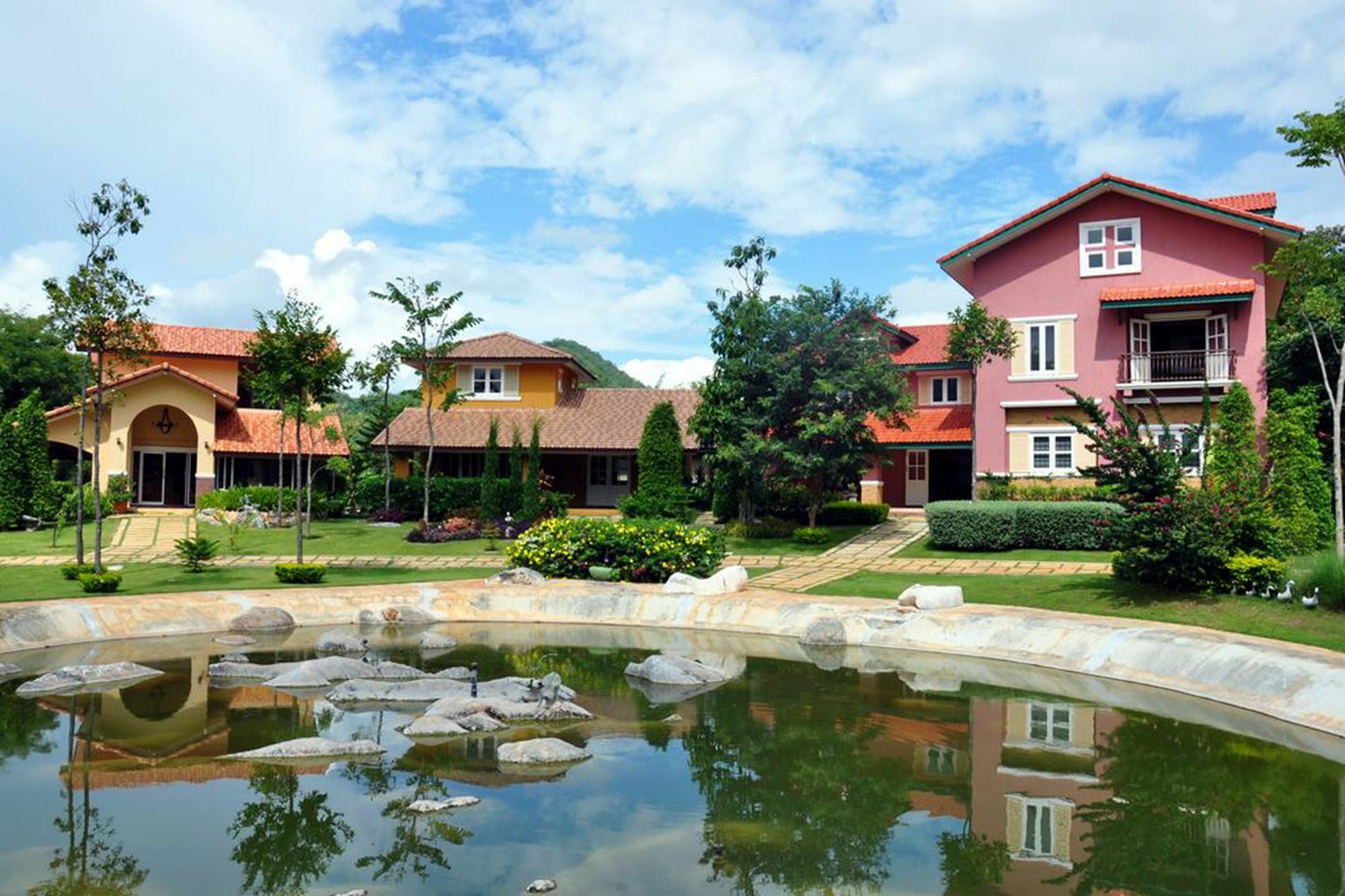 Palazzo Pavone Gallery & Ban Bung Toei