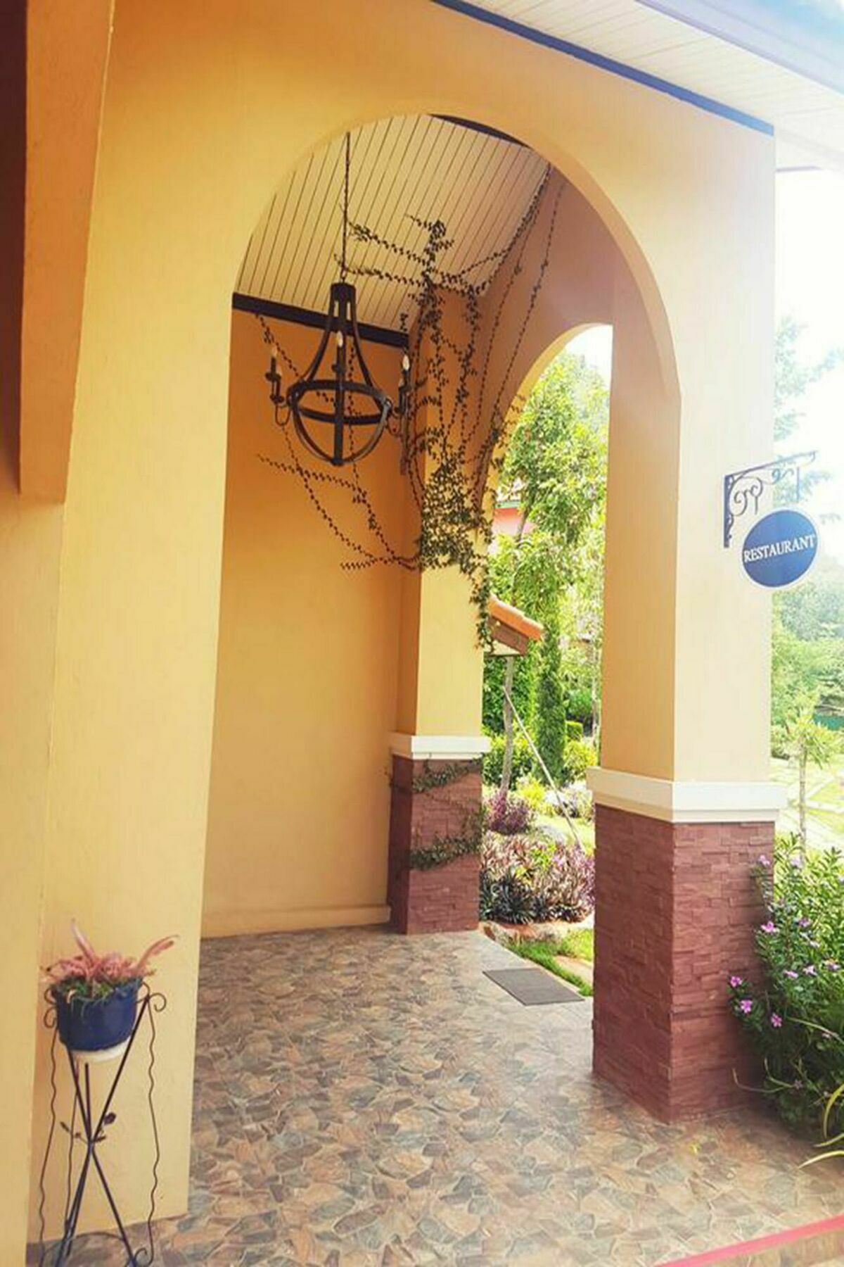 Palazzo Pavone Gallery & Resort 3*
