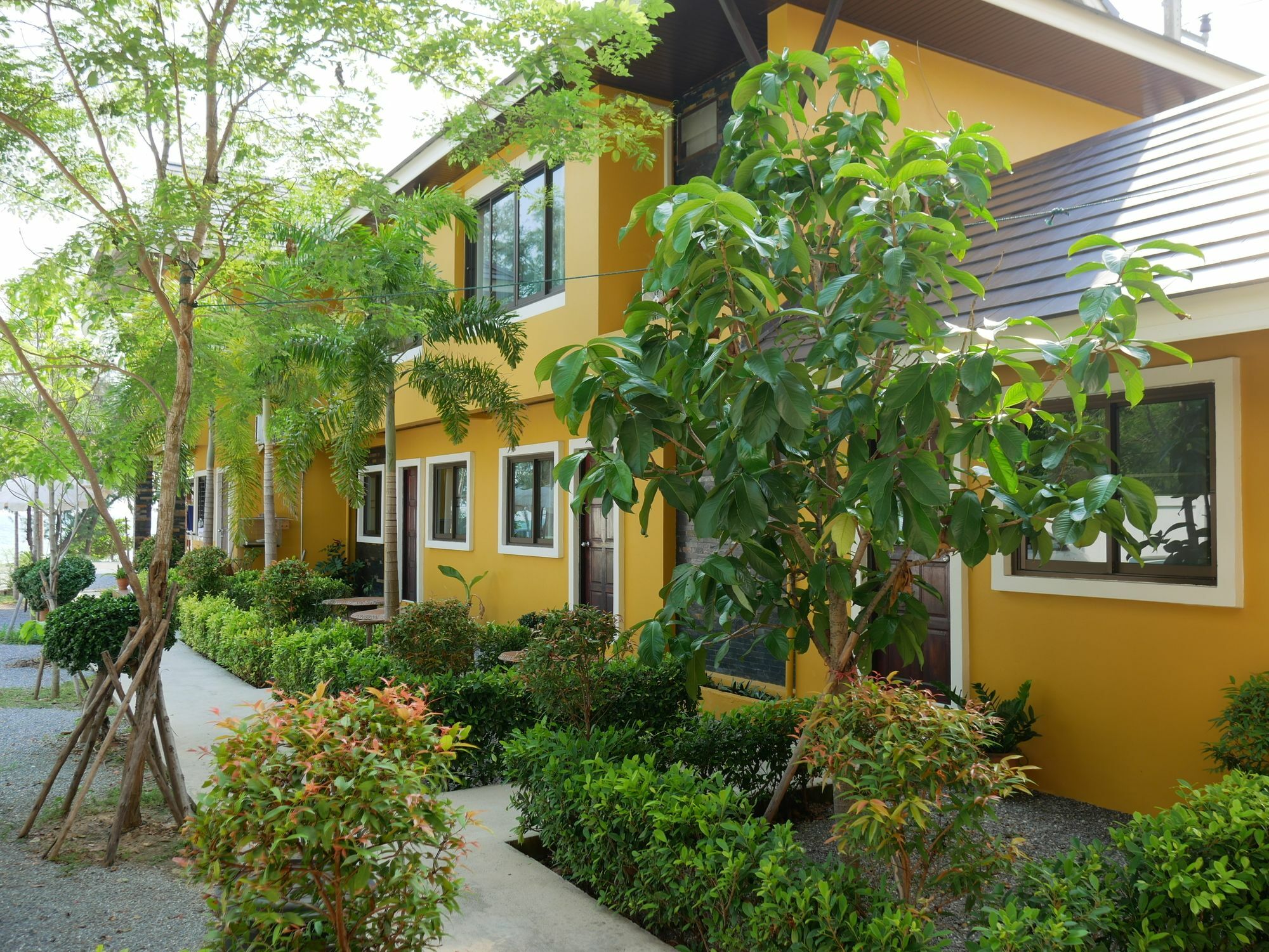 Yellow House Rayong Bed & Breakfast Ban Phe