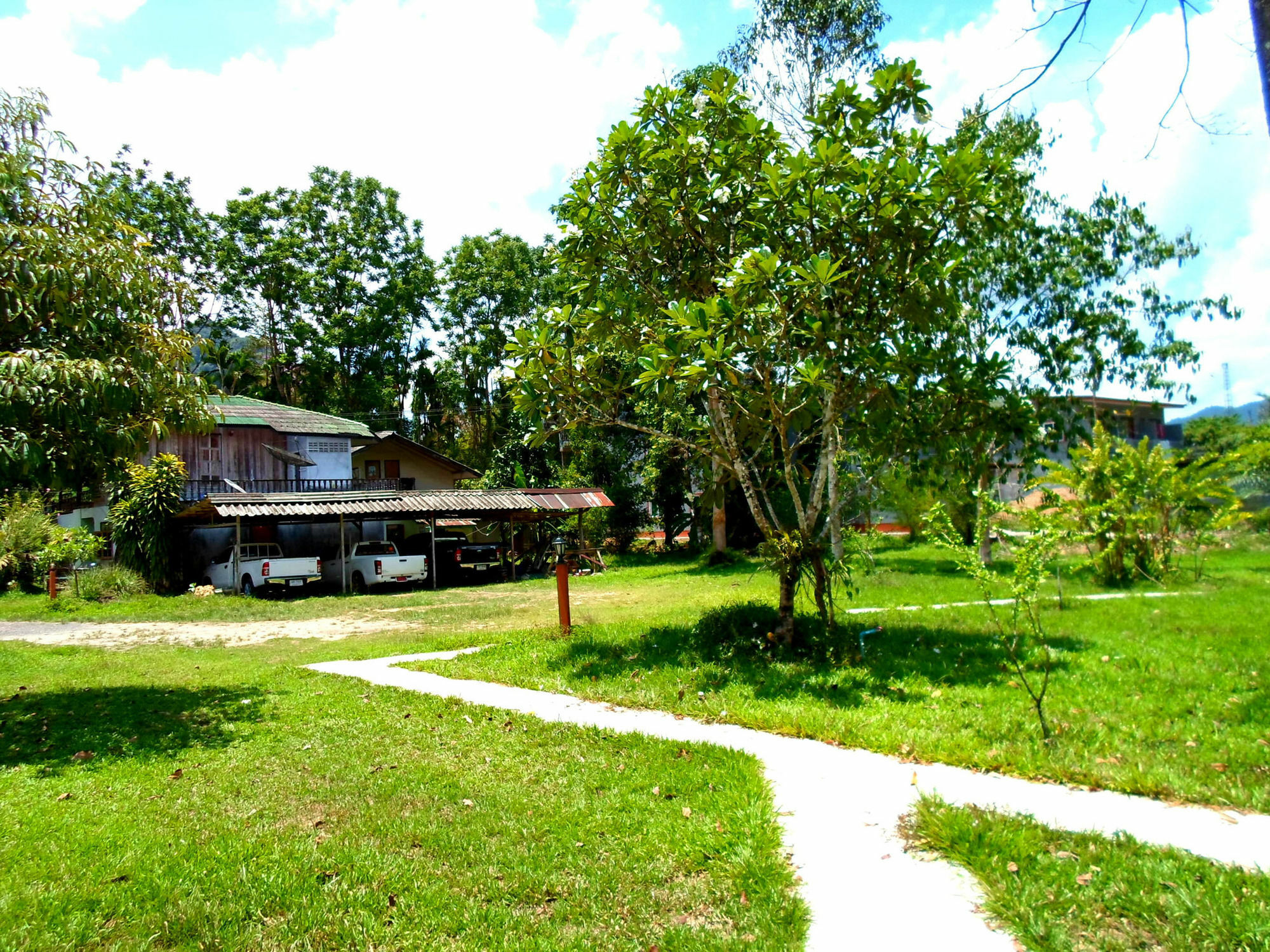 Baan Rimnam Khao Sok Phanom