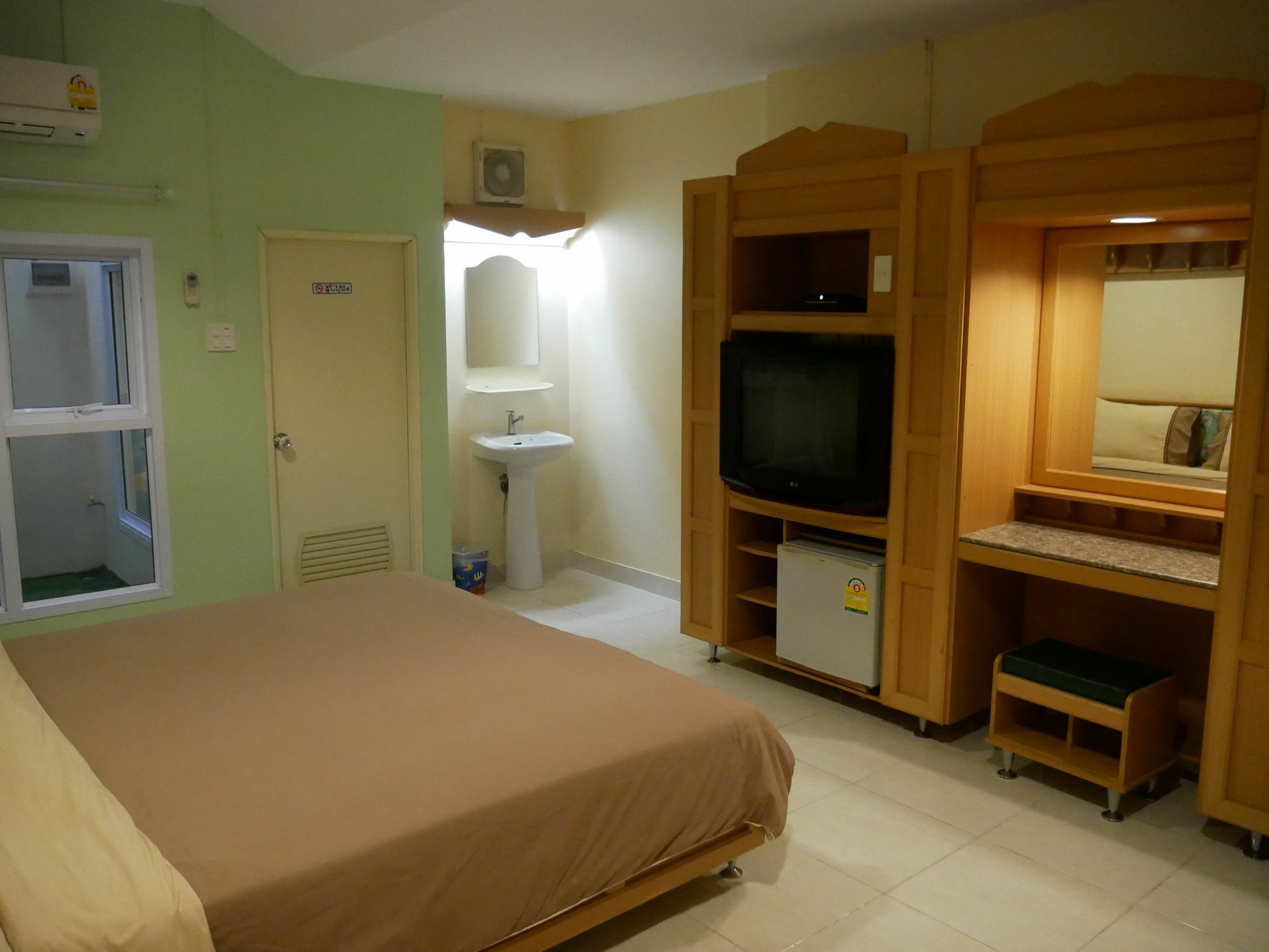 Economy hotel Ploy