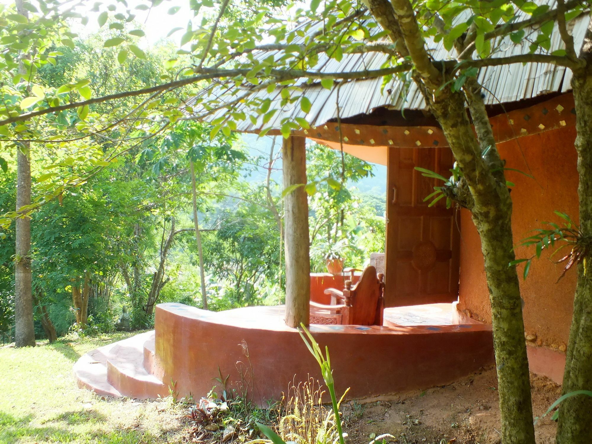 Roundhouses Bed & Breakfast *