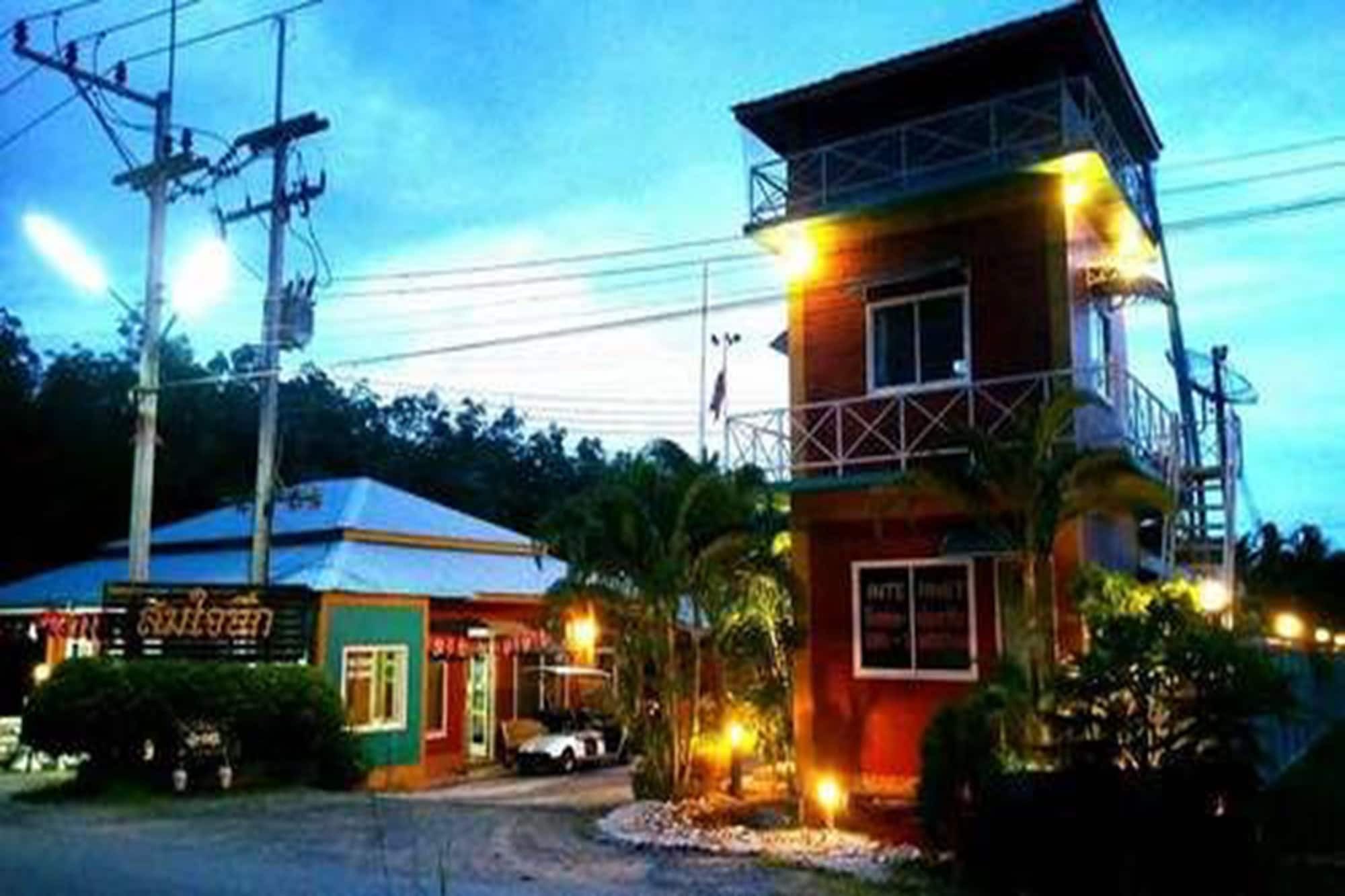 Somjainuk 2 2* Pluak Daeng