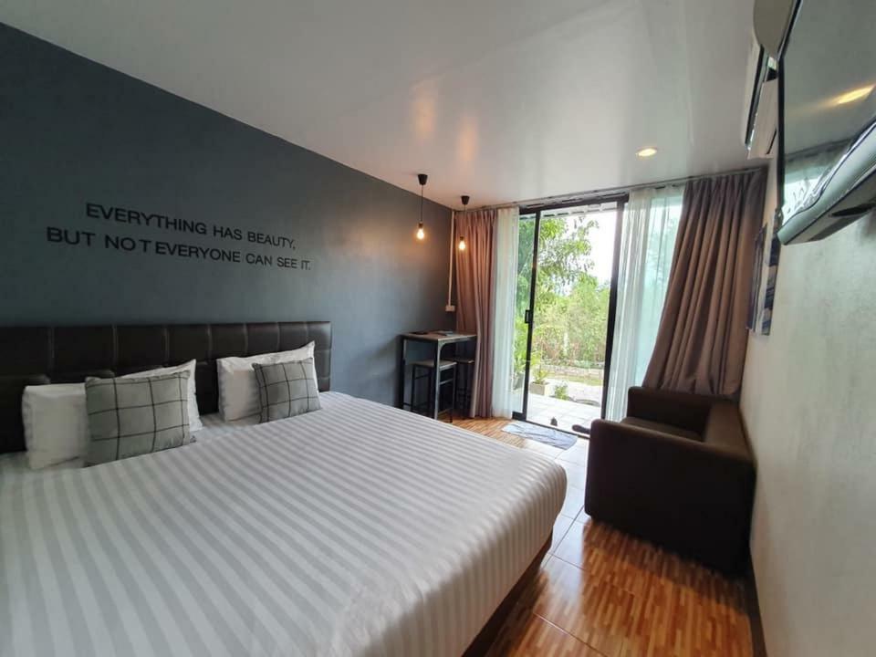 Resort Crystal Box