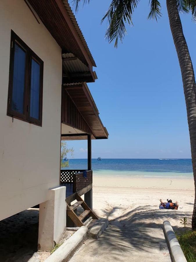 Island Hotel *