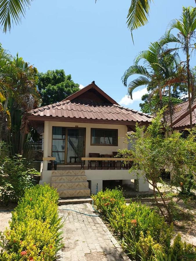 Island Hotel *