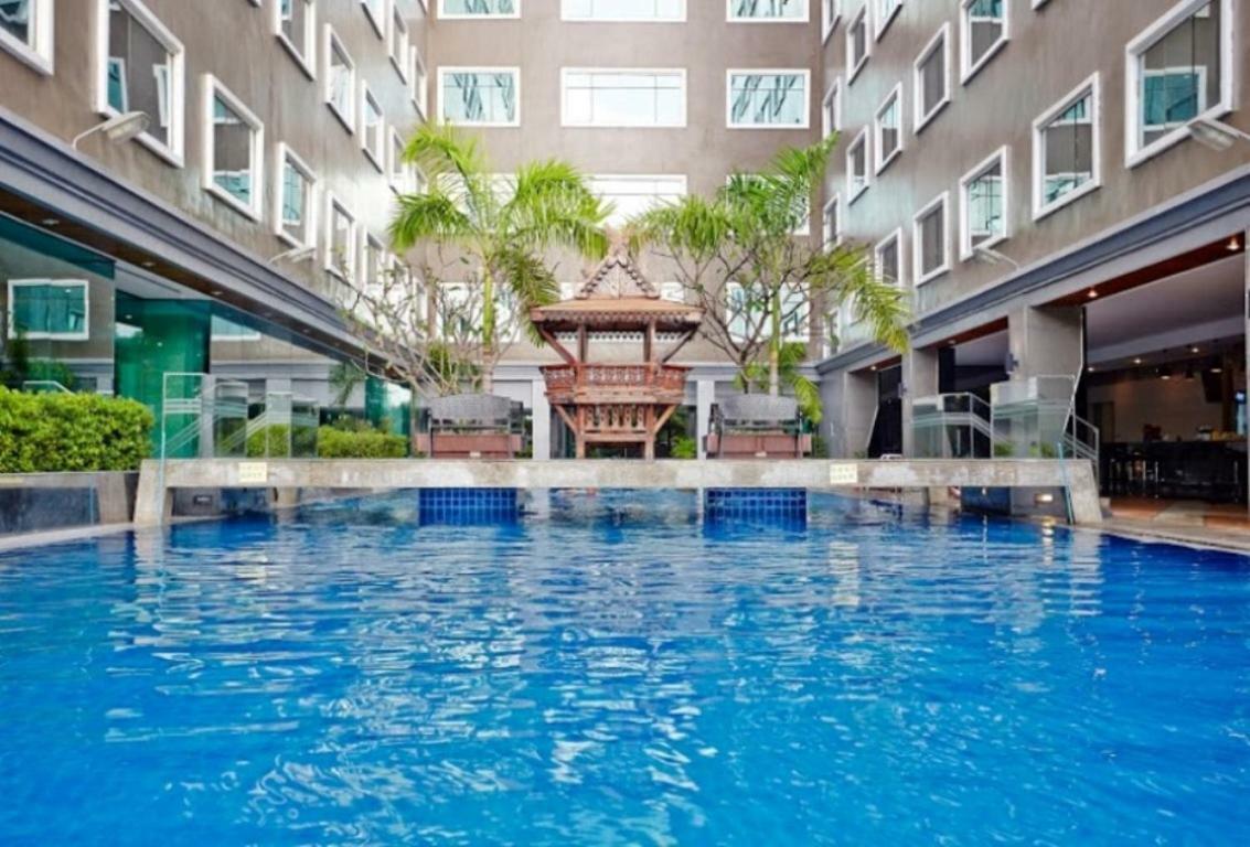 Ease Hotel