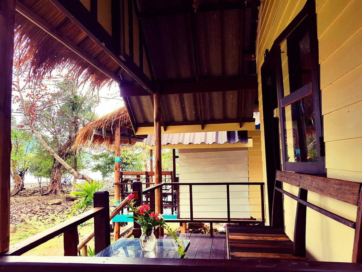 ฺbay Yard Hut *