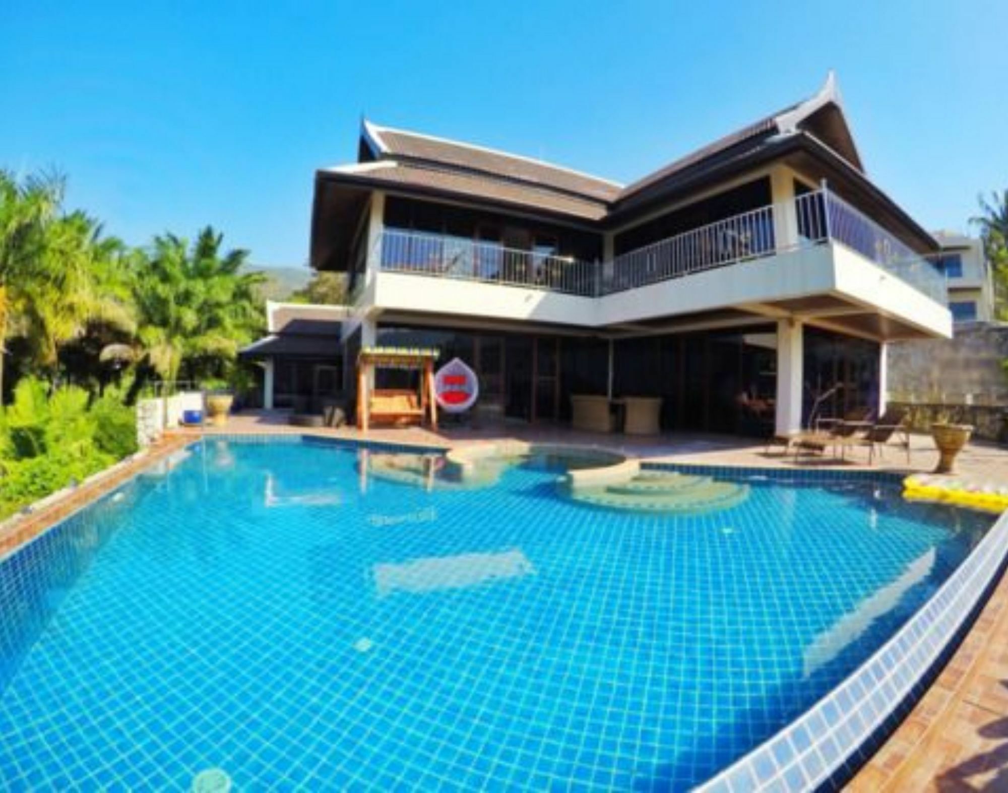 Happy Holidays Luxury Pool
