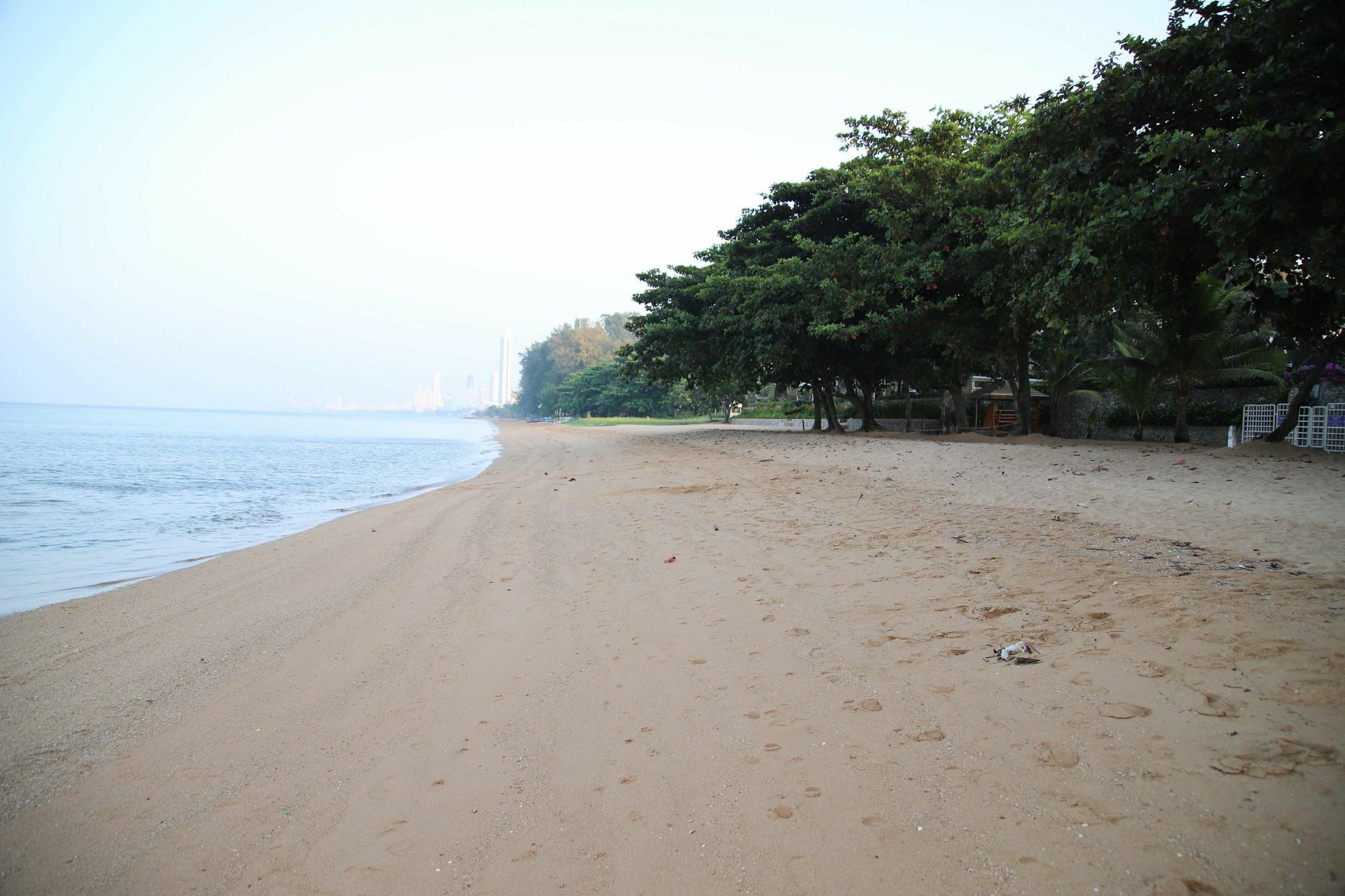 Baan Dhewaran Beachfront * Na Chom Thian