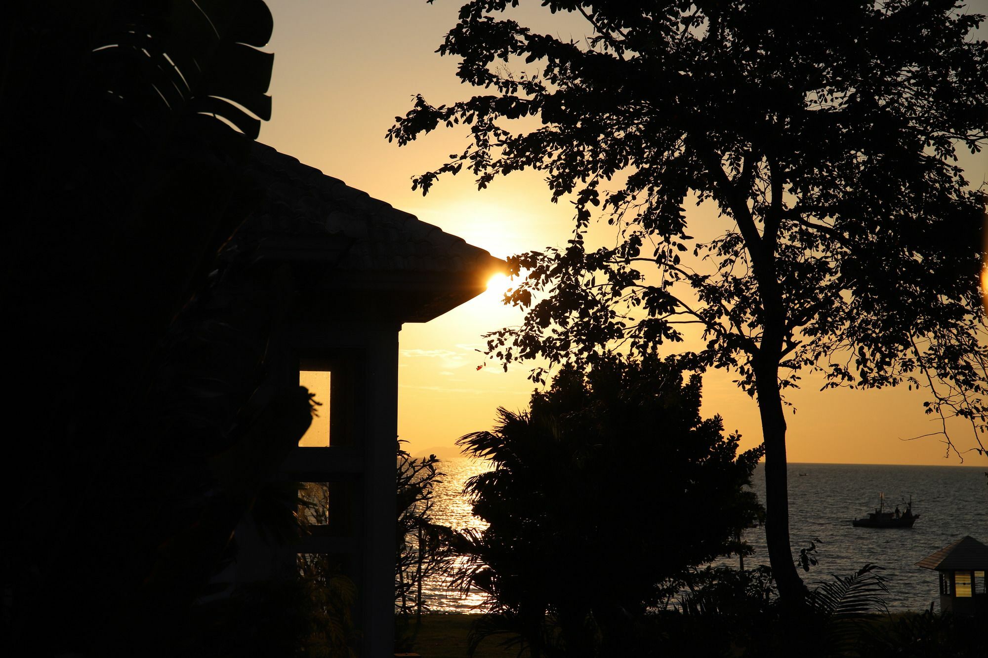 Baan Dhewaran Beachfront Villa Na Chom Thian