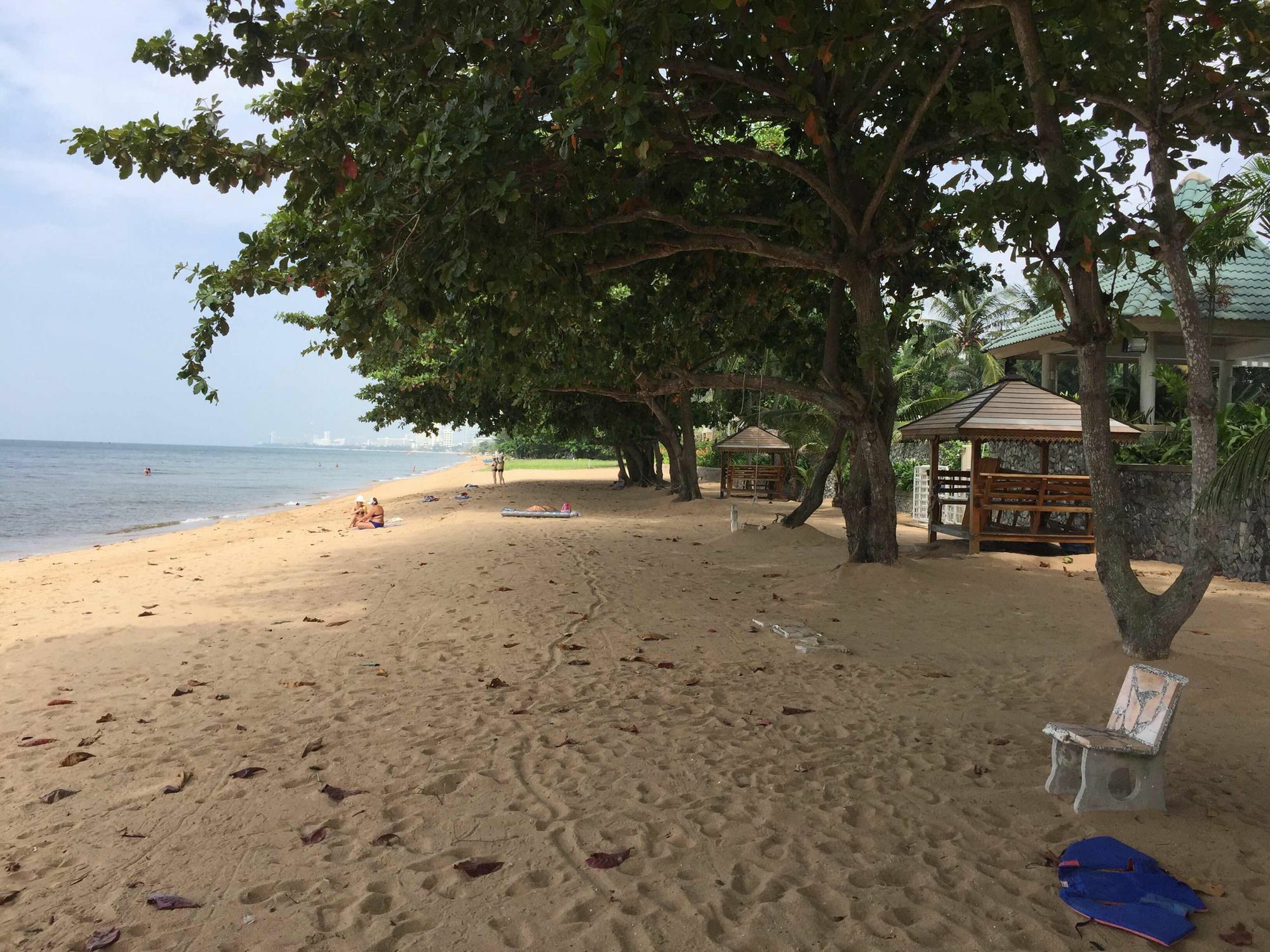 Baan Dhewaran Beachfront