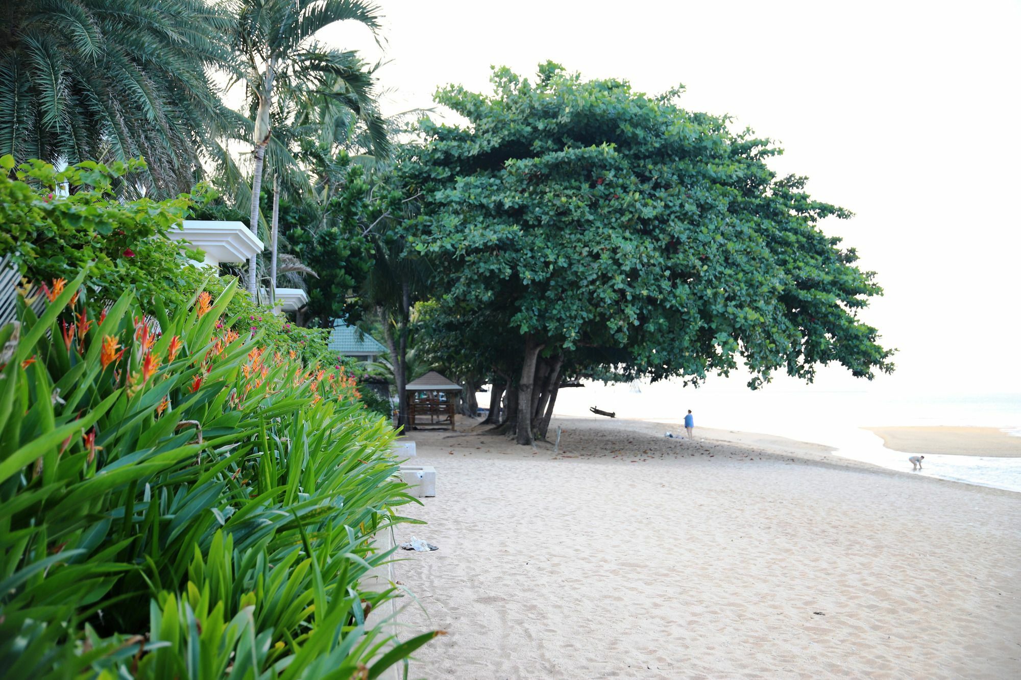 Baan Dhewaran Beachfront