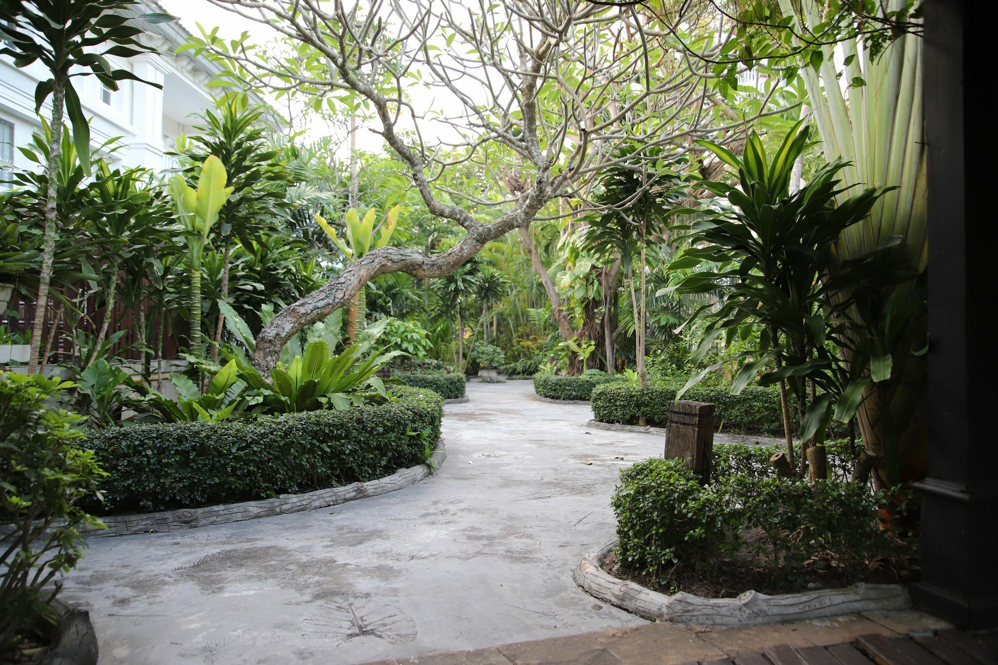 Baan Dhewaran Beachfront Villa *