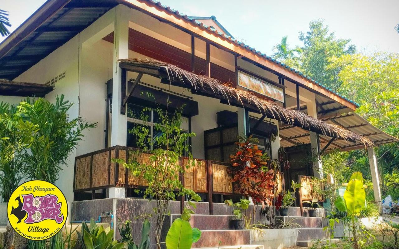 Flower Power Farm Village Resort *