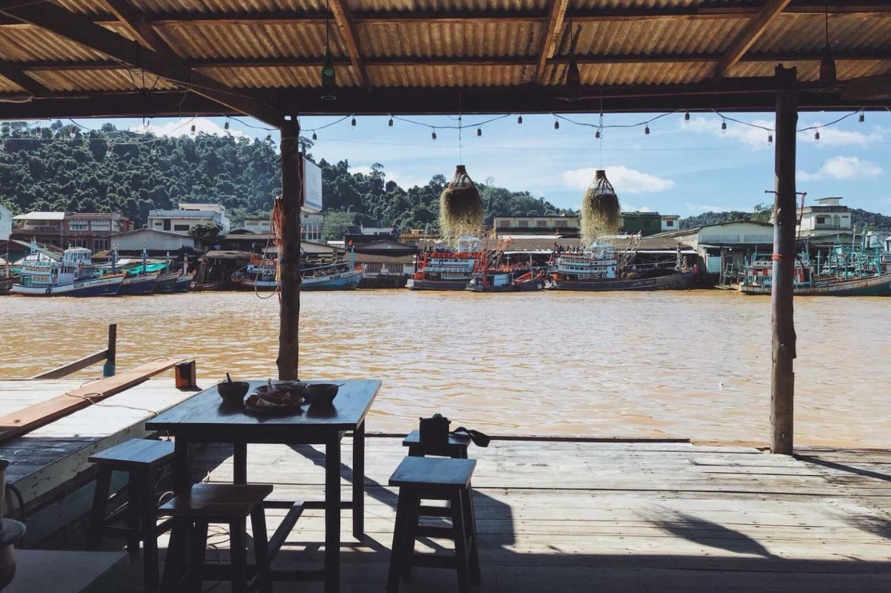Rub Lom Chom Klong