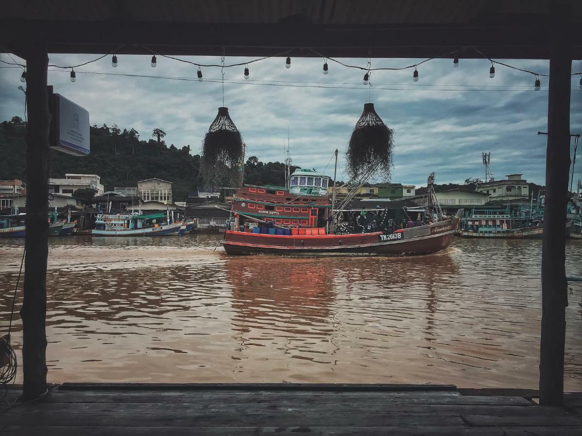Rub Lom Chom Klong * Chumphon