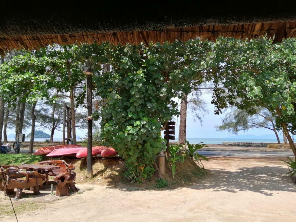 Fisherman's Hut , ขนำชาวเลโฮมสเตย์ Guest house Pak Meng