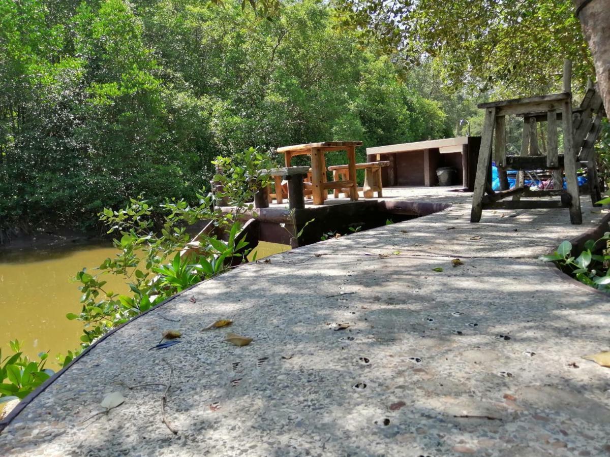 Fisherman's Hut , ขนำชาวเลโฮมสเตย์ Guest house Pak Meng