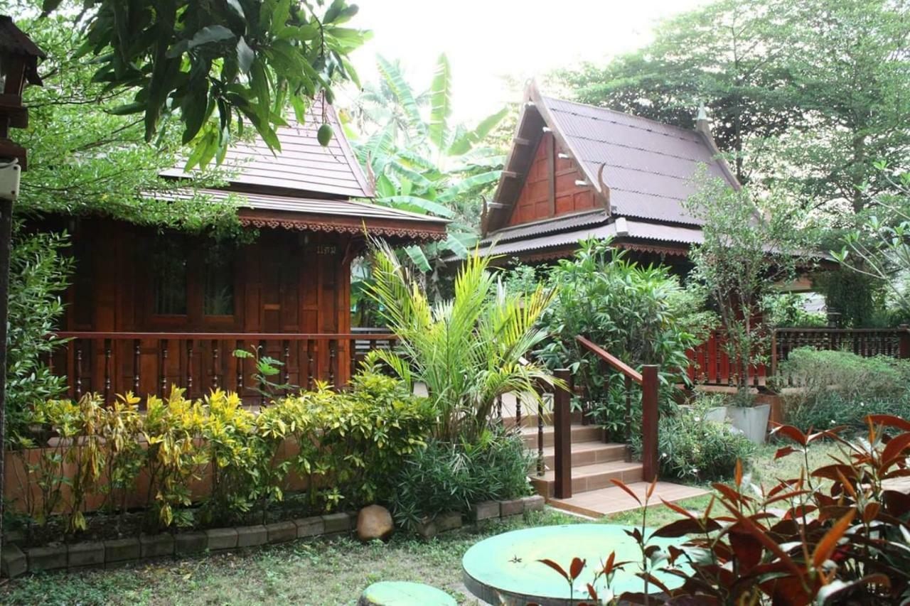 Baan Mai Chai Khlong Amphawa