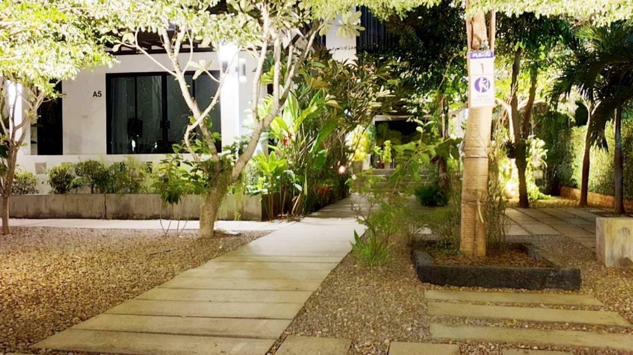 Magic House - No Pets Allowed 2*