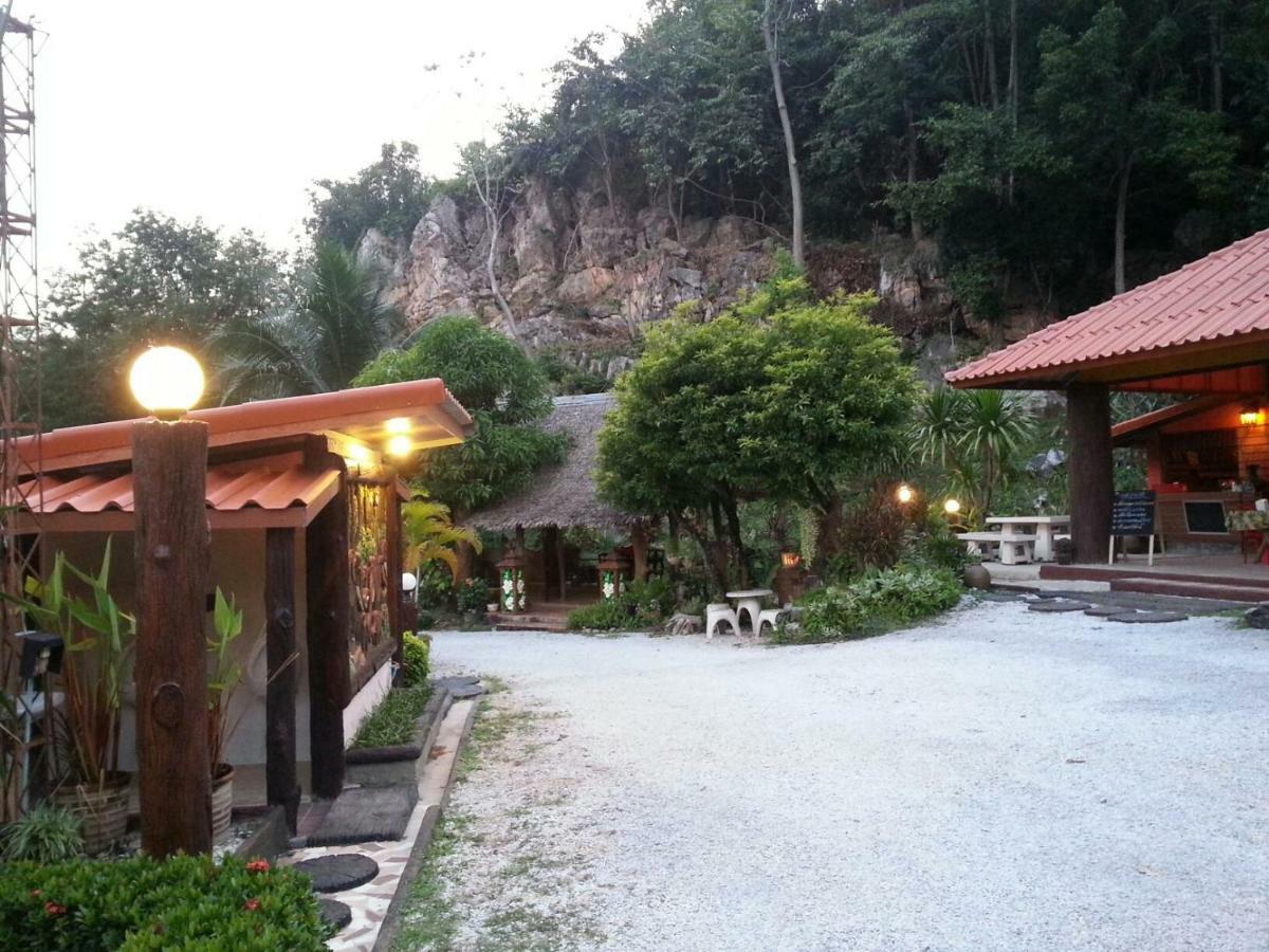 นพรัตน์การ์เด้นฮิลล์ Guest house Uthai Thani