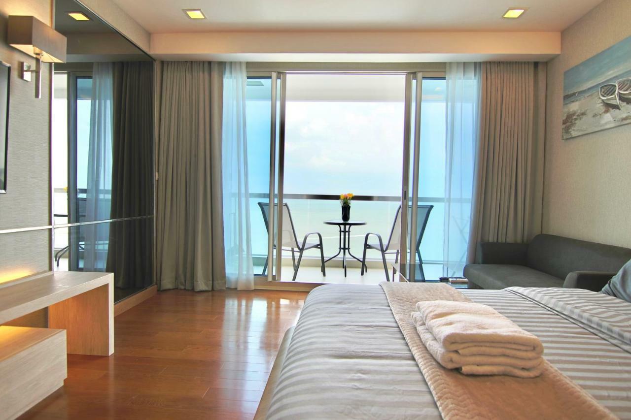 Luxurious Beachfront Apartamento