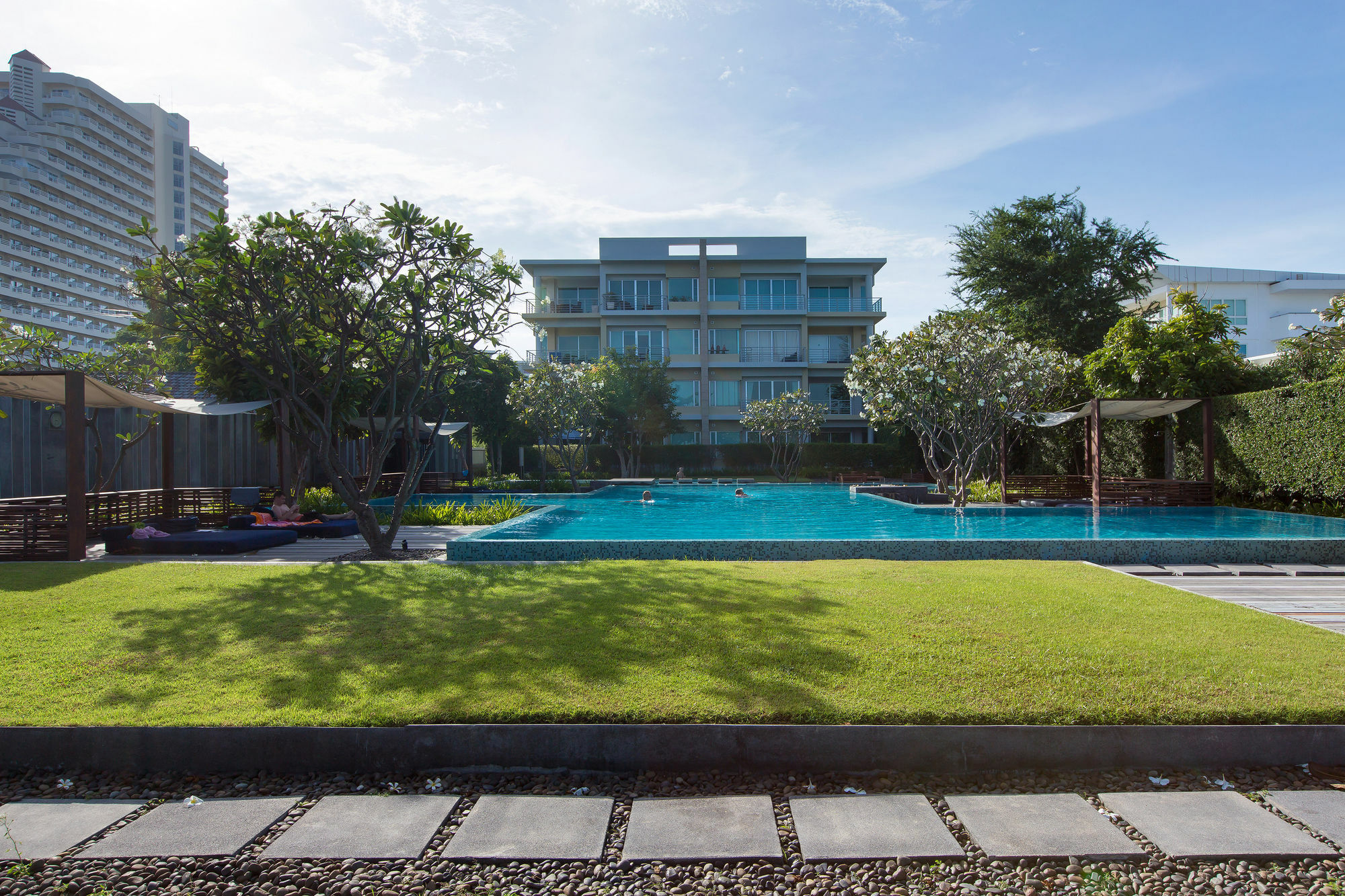 Baan Sanploen Beachfront Apartment