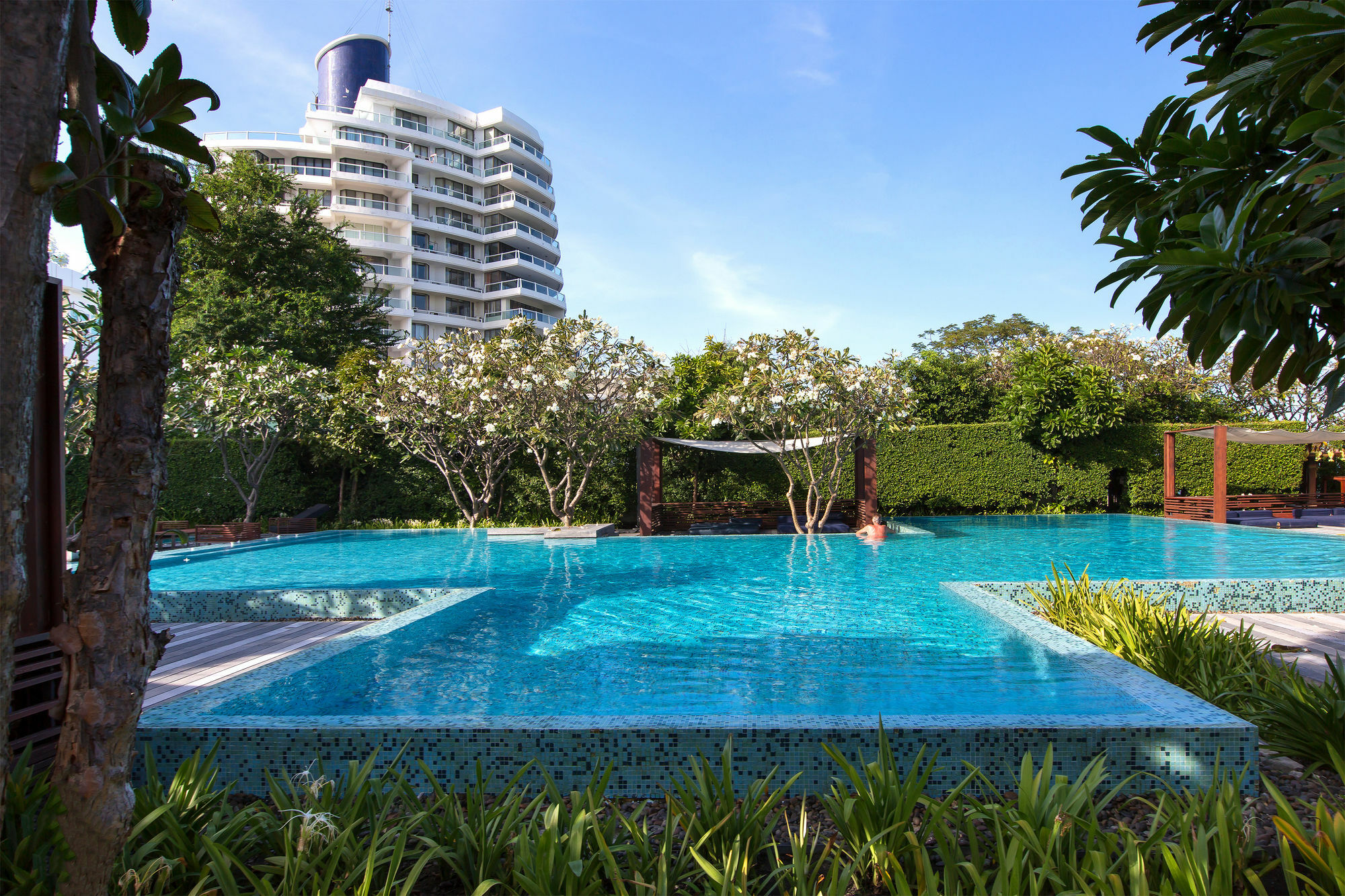 Baan Sanploen Beachfront Apartment