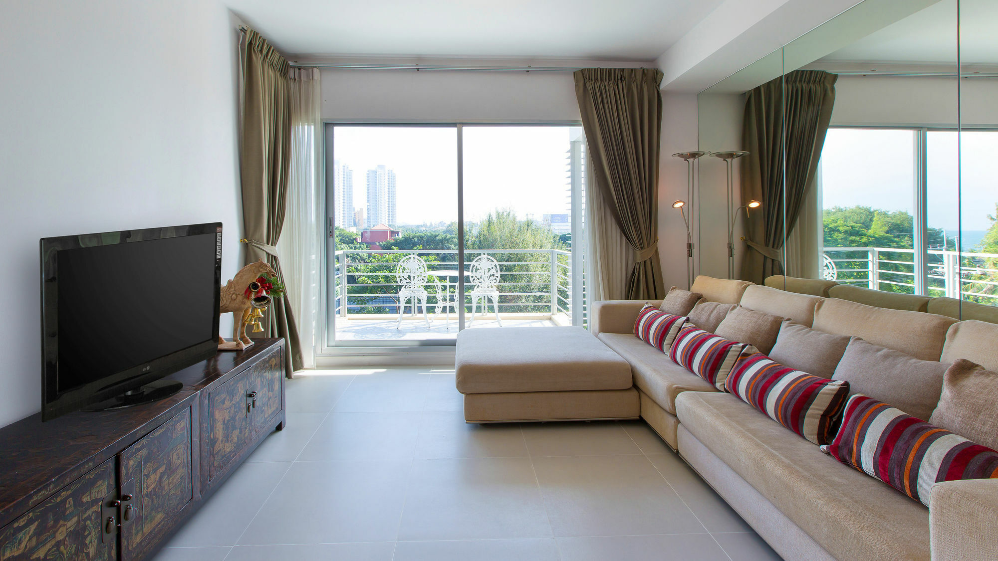 Baan Sanploen Beachfront Apartment *
