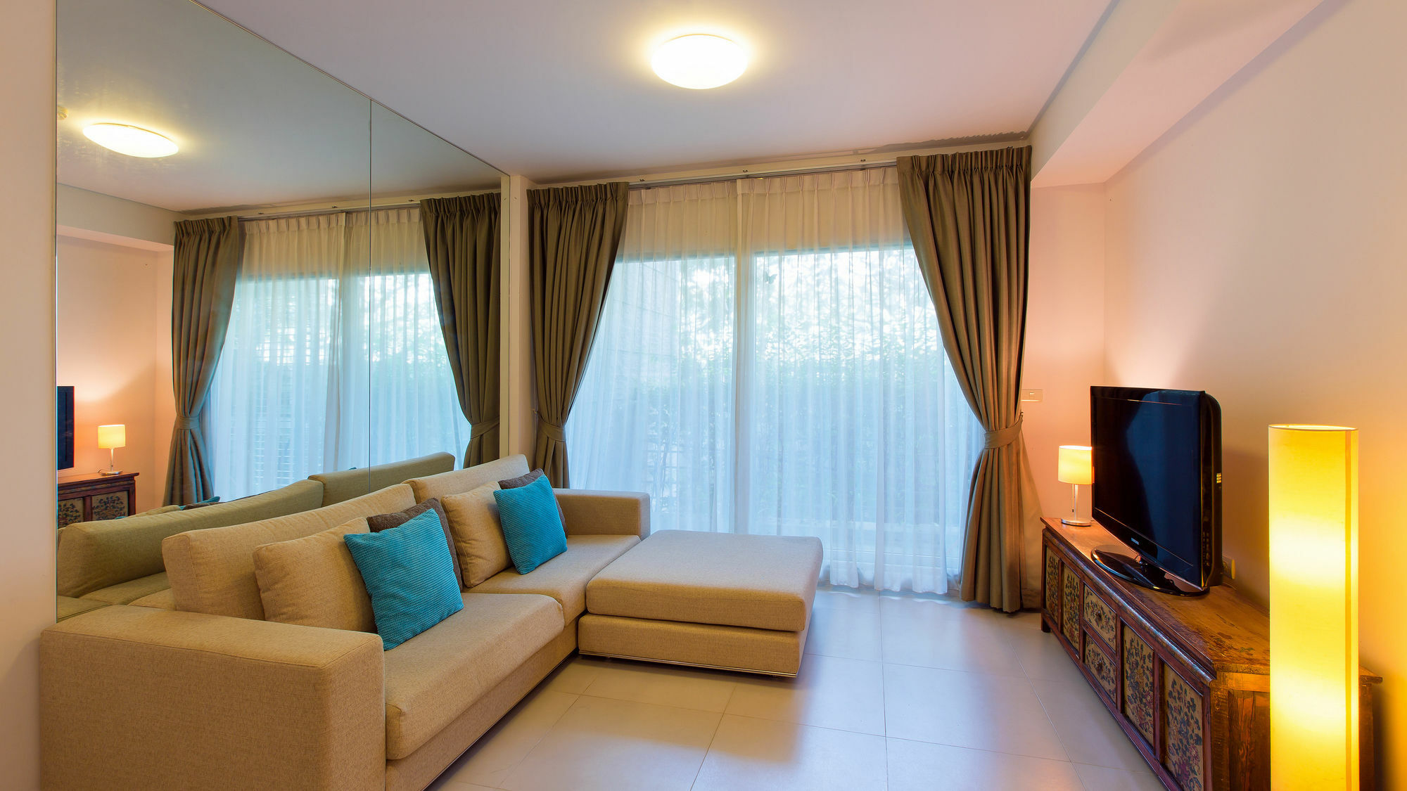 Baan Sanploen Beachfront Apartment