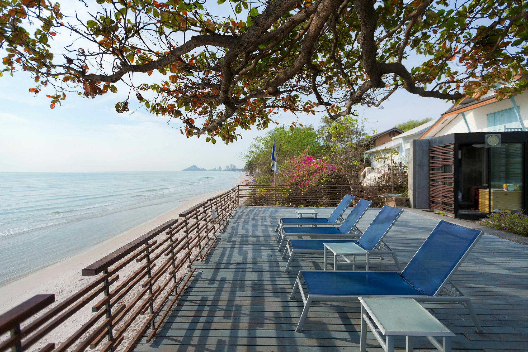 Baan Sanploen Beachfront Apartment *