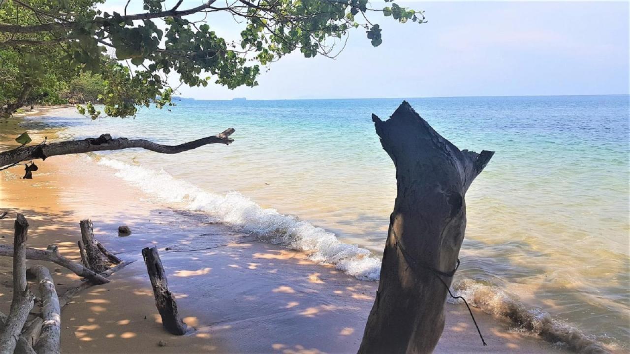 Coral Bay Lodge *