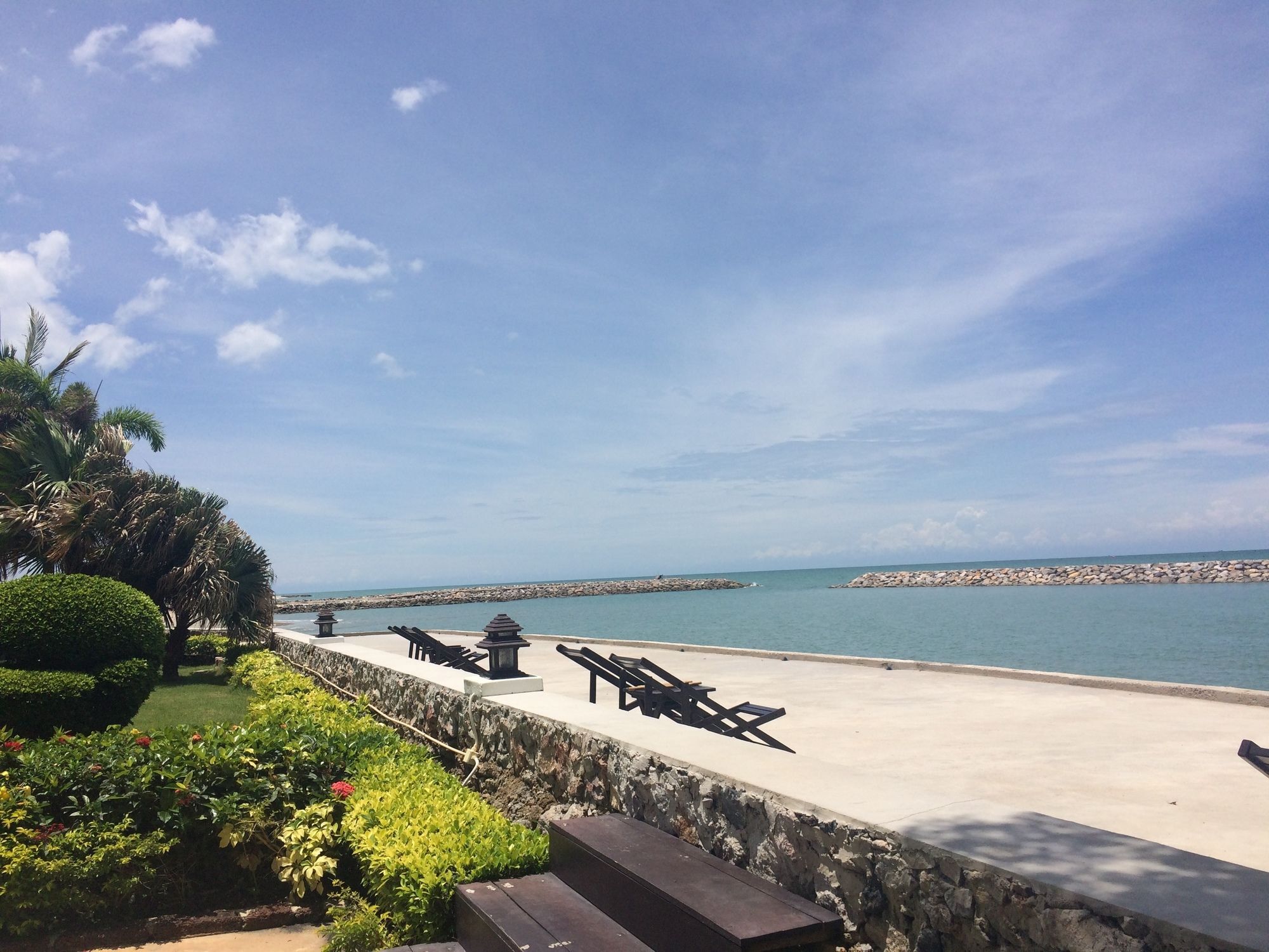 Resort Chomtalay Laem Phak Bia