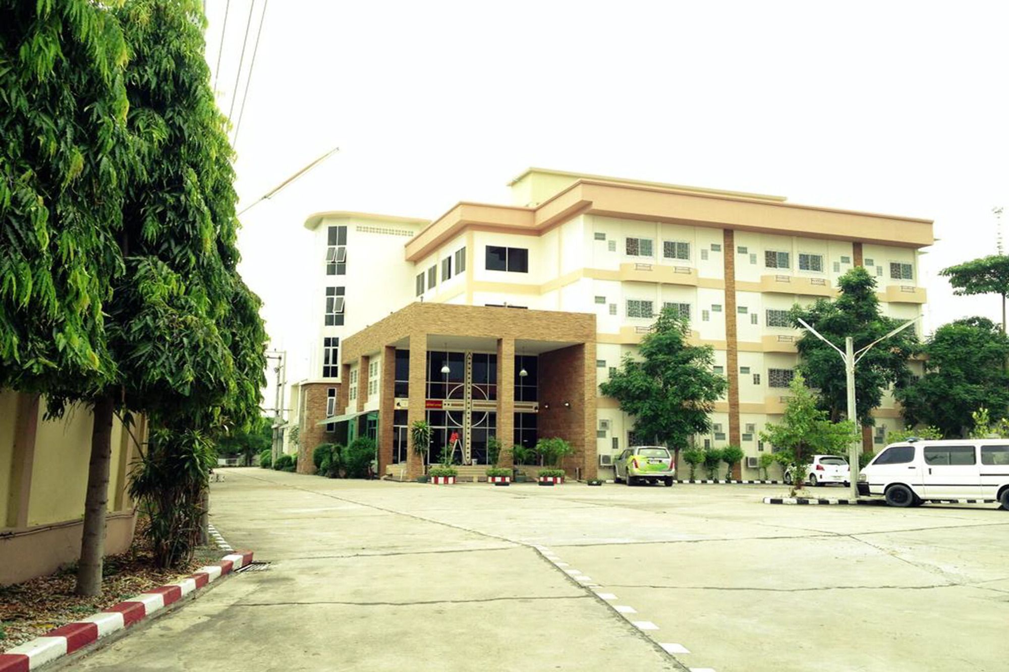 Amarin Grand Hotel 3*