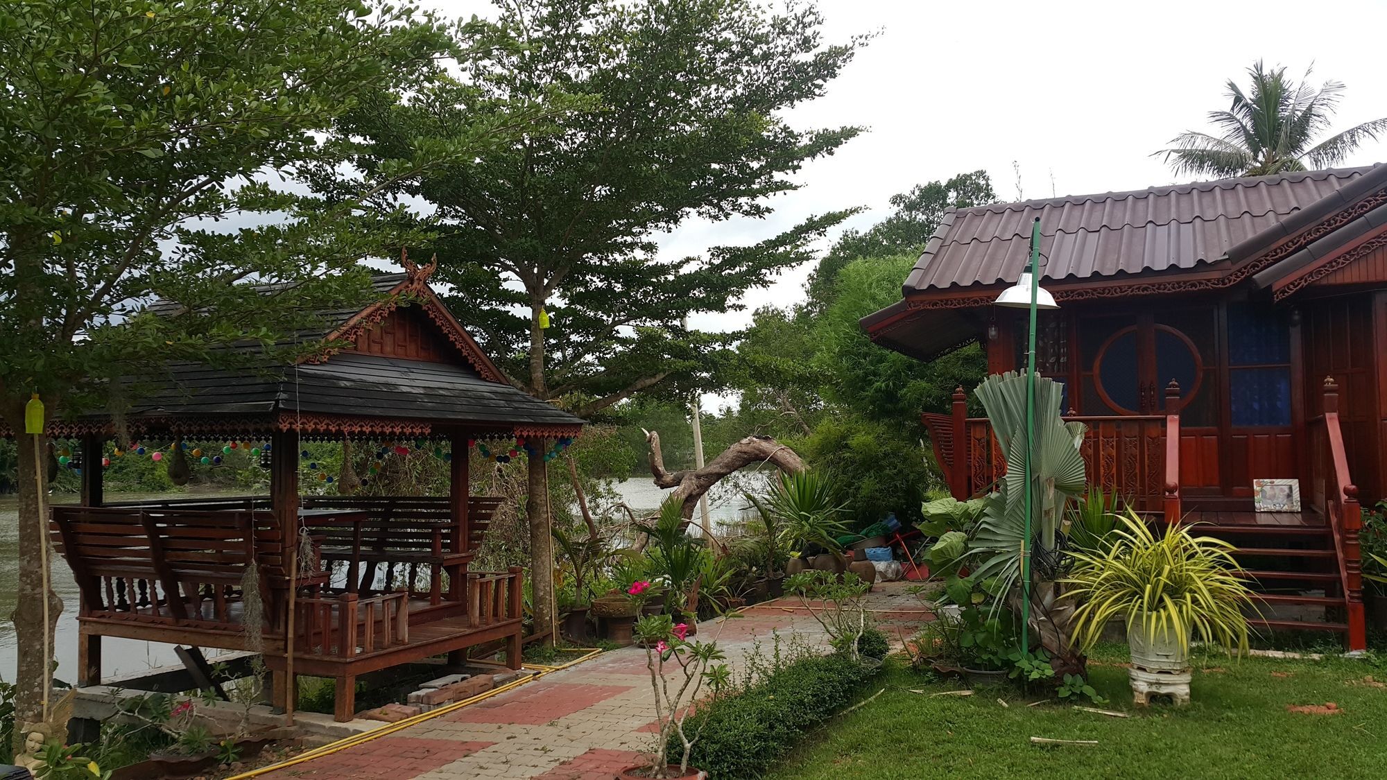 Ruenthai Rimnam Guest house *