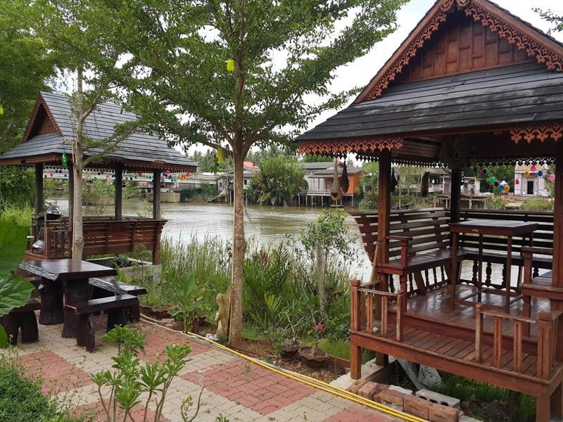 Ruenthai Rimnam Guest house Surat Thani