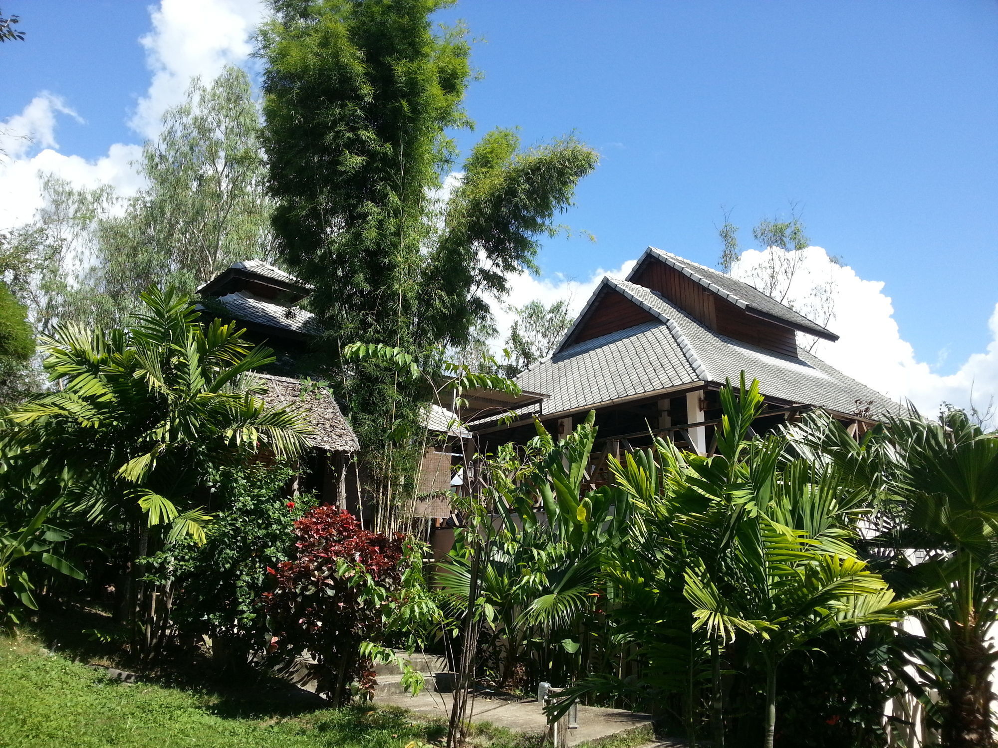 & Baan Chonphao *