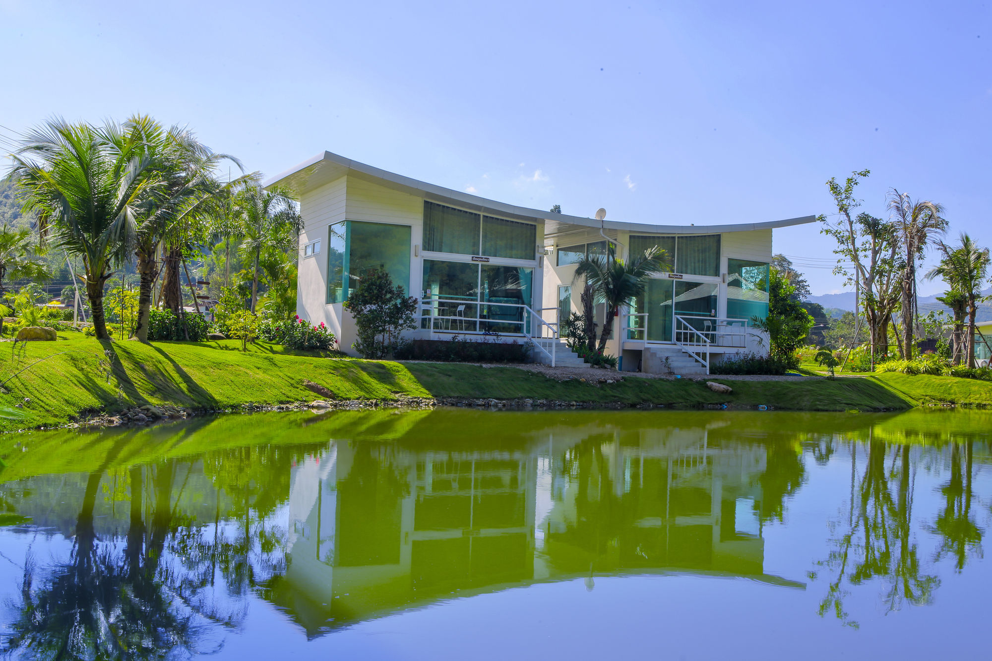 The White House Boutique 3*