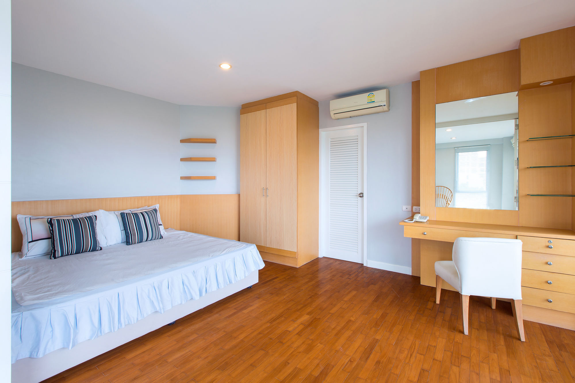 Baan Poolom Beachfront Apartment