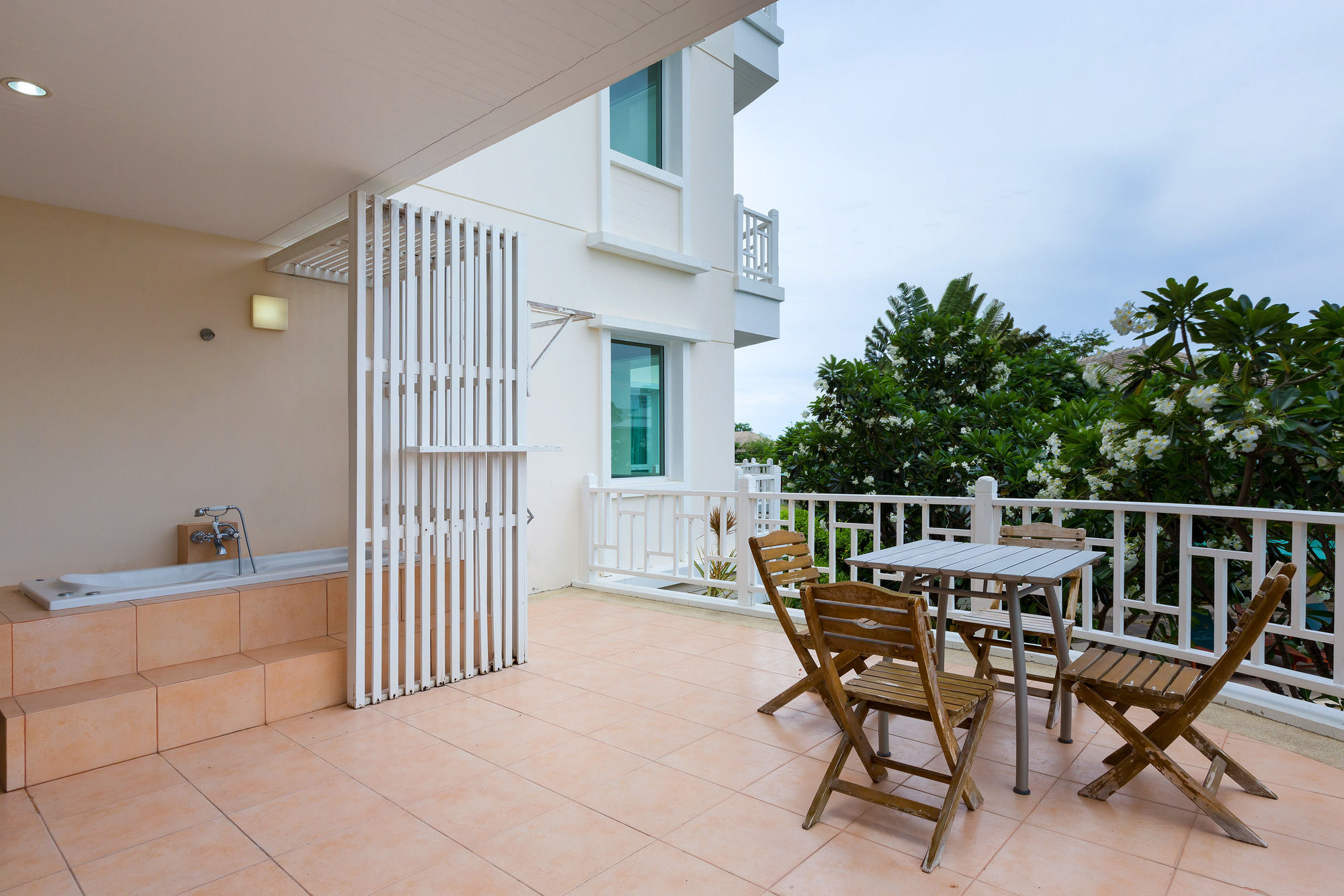 Baan Poolom Beachfront Apartment