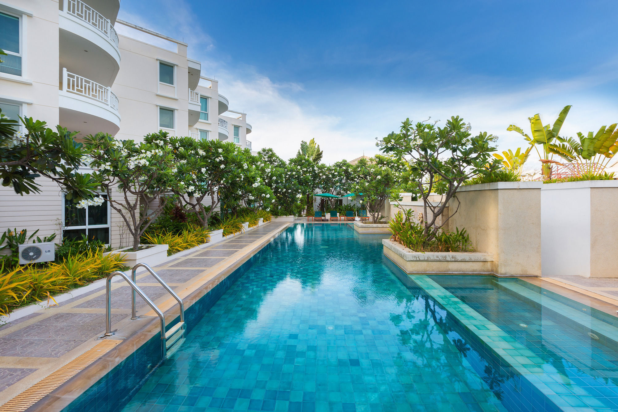 Baan Poolom Beachfront Apartment Hua Hin