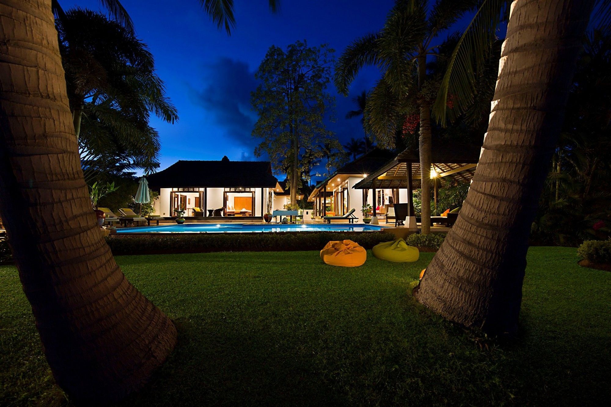 Villa Ban Laem Sor - Tropical Beachfront Retreat *
