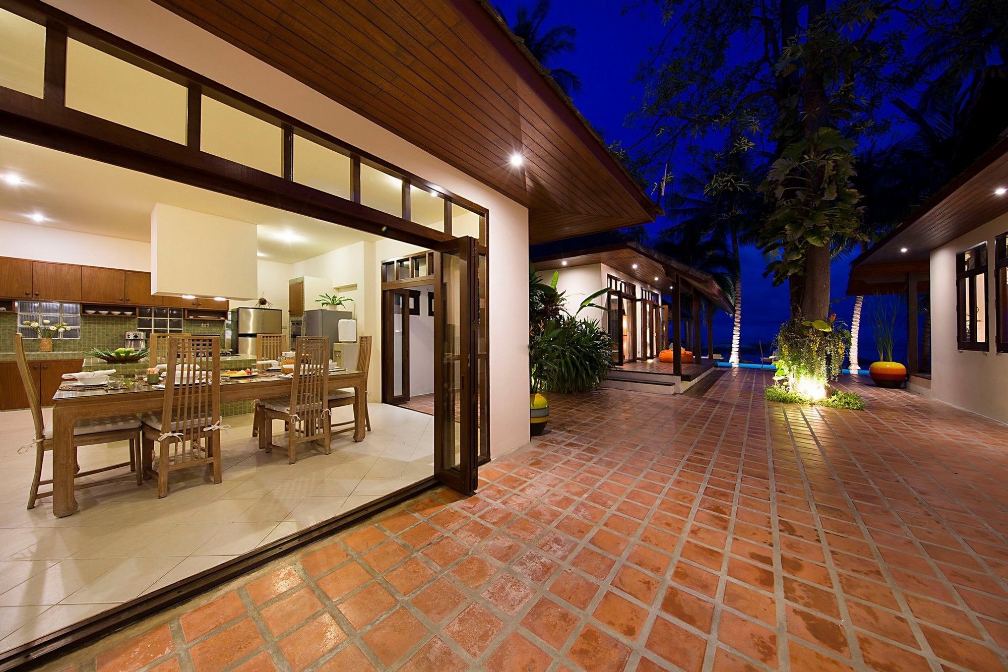 Ban Laem Sor - Tropical Beachfront Retreat Villa *