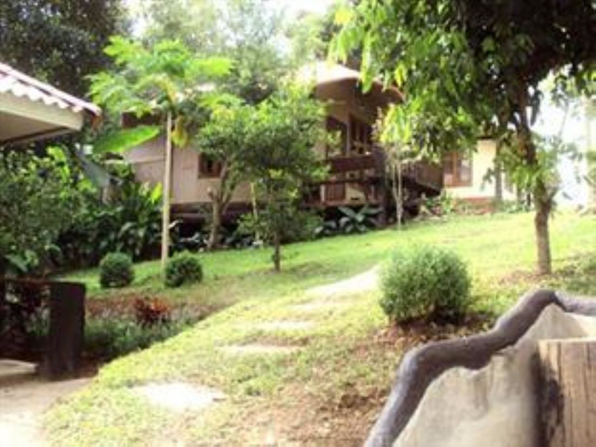 Baanphuthadol Resort