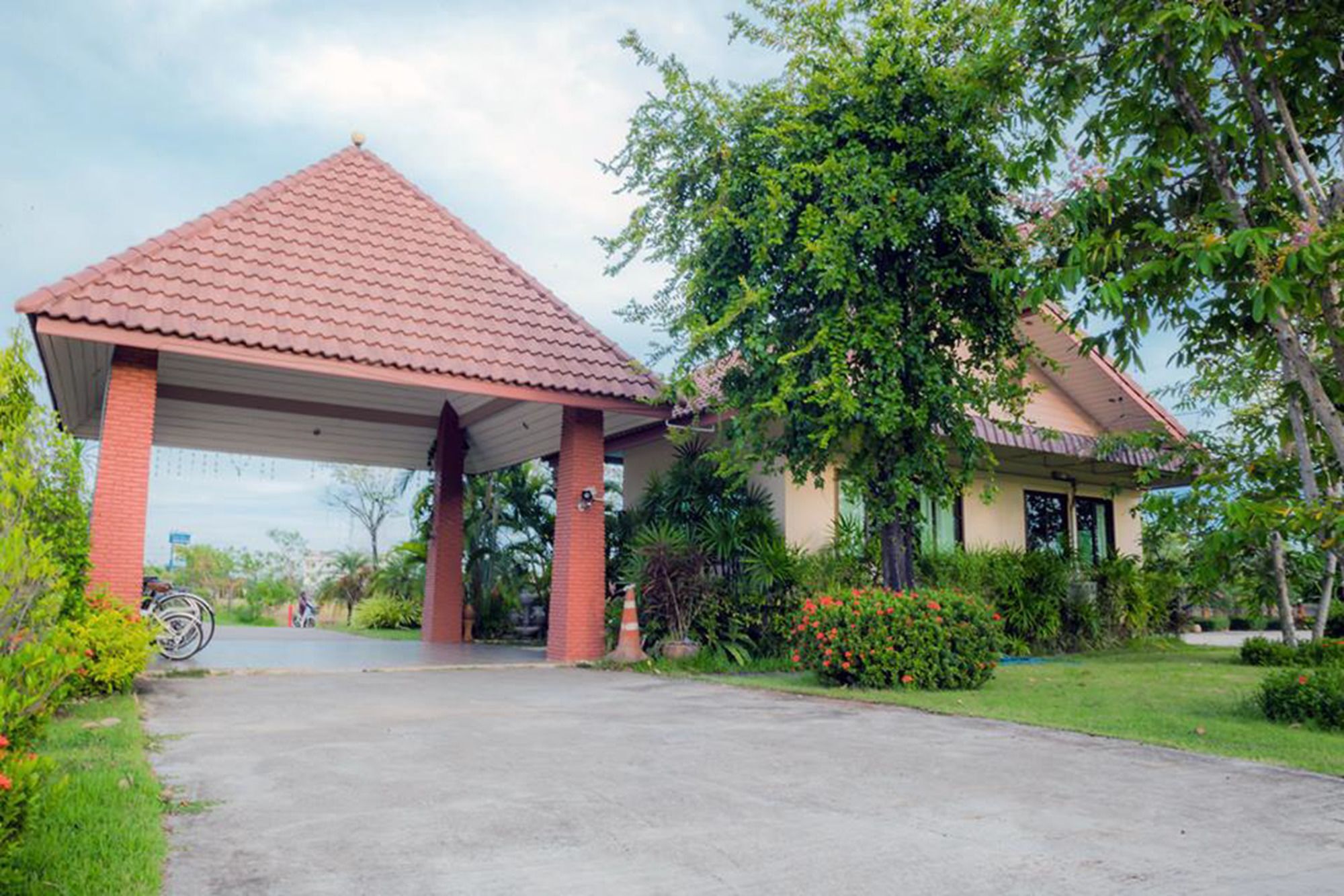 Thaisomboon Bighome Resort 2*