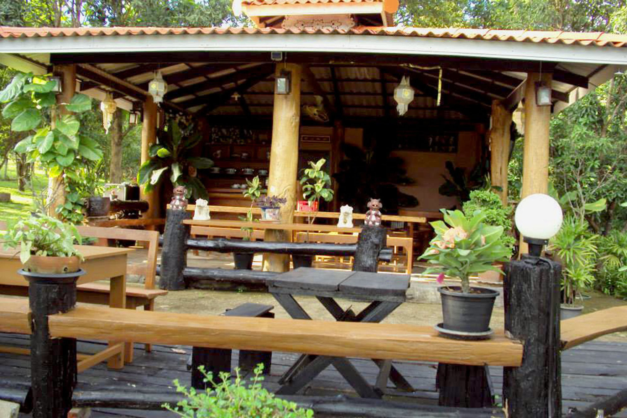 Baanphuthadol Resort