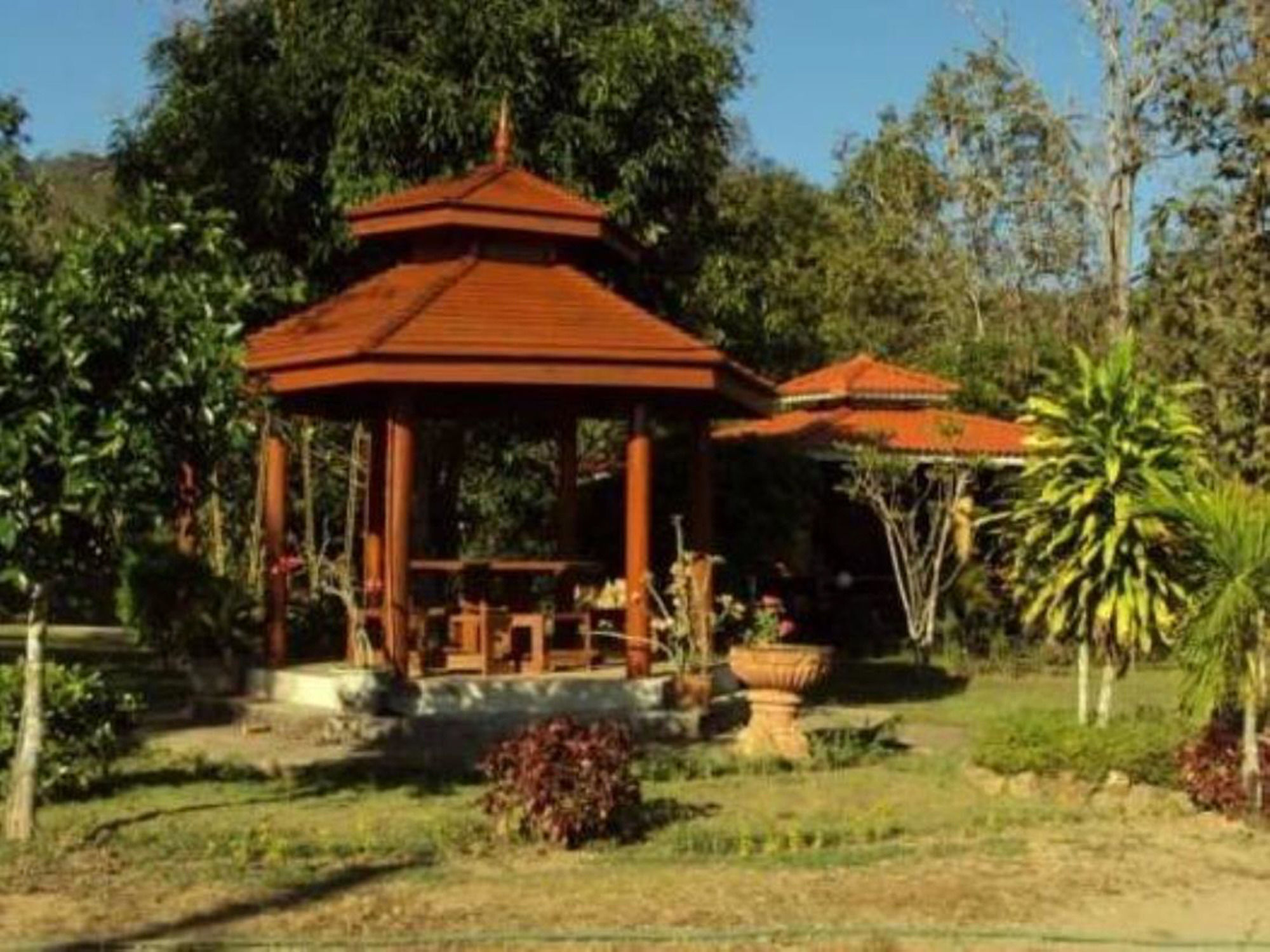 Baanphuthadol Resort 2*