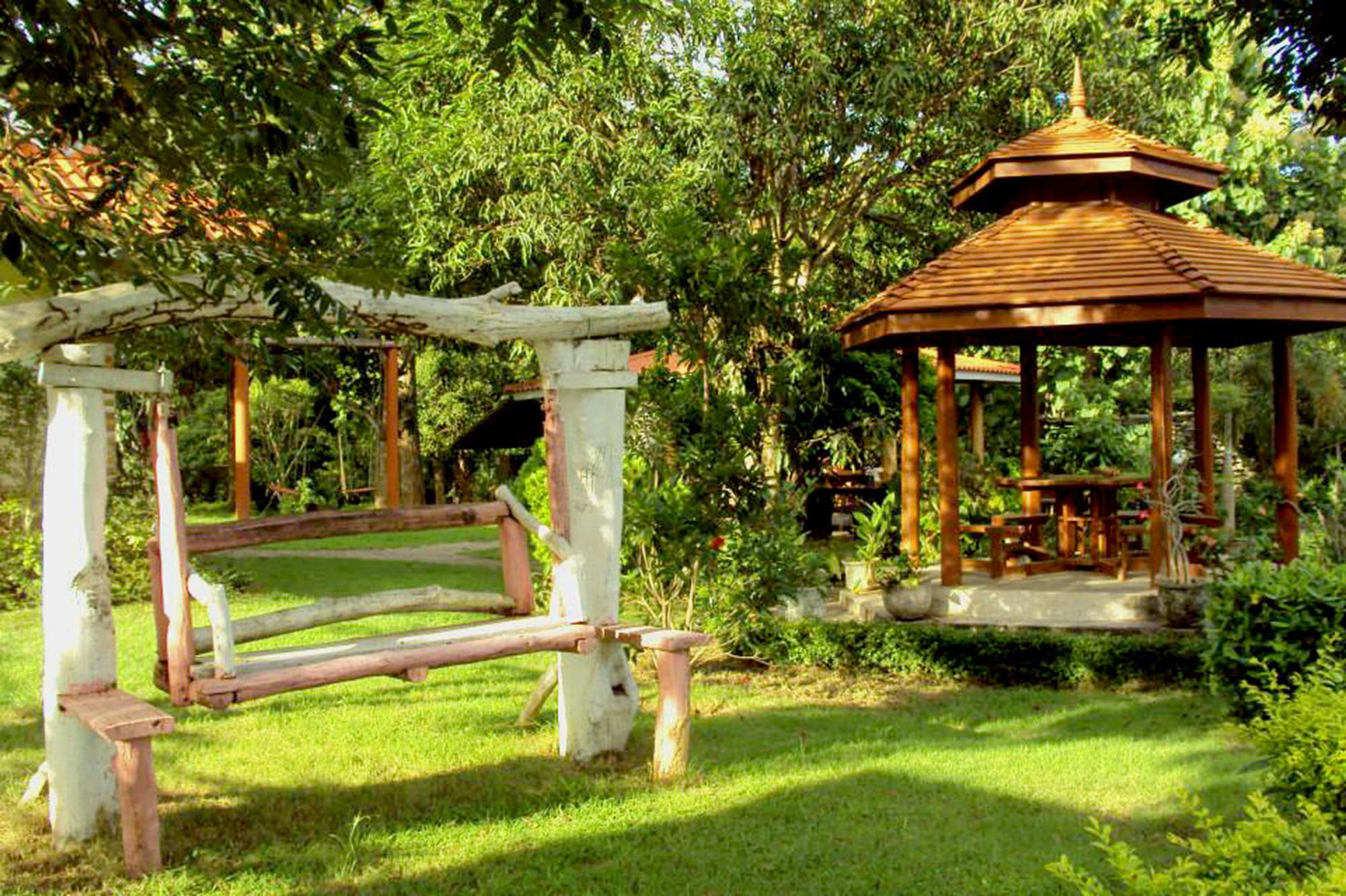 Resort Baanphuthadol