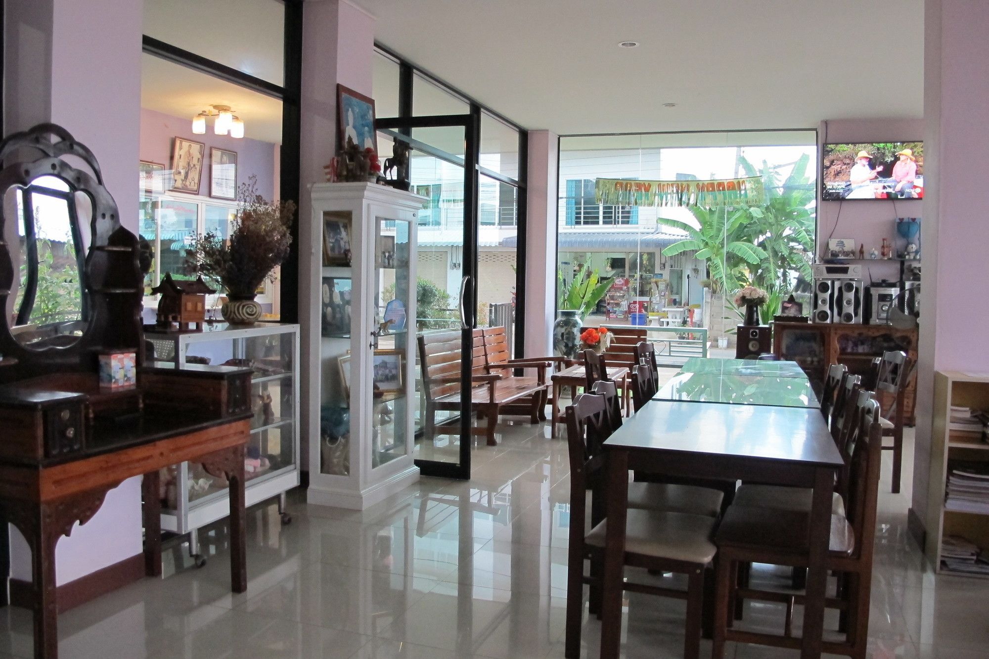 Apartment Four P *